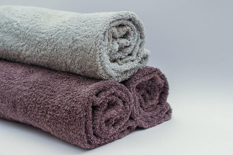 คุณควรซักผ้าขนหนูบ่อยแค่ไหนและต้องทำอย่างไร